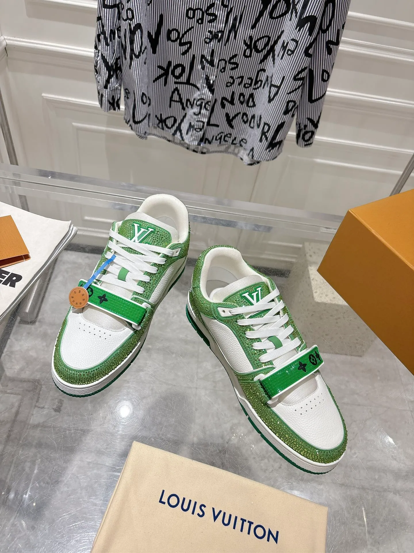 💕💕Factory direct selling price p840💕💕 Top version #couple style ⚠️ Comes with a full set of aviation box packaging ⚠️2️⃣0️⃣2️⃣5️⃣The hot LV full diamond 𝘁𝗿𝗮𝗶𝗻𝗲𝗿 series of the latest couple's sneakers, the quality has been upgraded again, the details are awesome It just doesn’t look too good! The model was sold out immediately within ten minutes of the official website going on sale. TPU outsole, mold fee is 2w+. The texture is comparable to the original version. The feet are made of polymeter micro-material and breathable British mesh. The details are the same as the original version. Please pay attention to distinguish the currency materials on the market. Size: Female 35-39, Male 39-45M